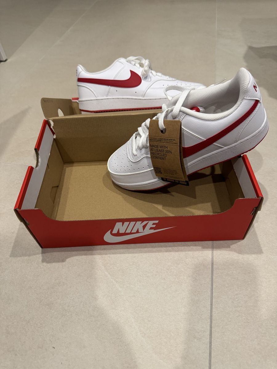 Nike Scarpe da uomo: Nike Sneaker Weiss Rot Gr. 42.5 – Nuovo e nell'imballaggio originale da Lupfig venduto da Pluribus 2