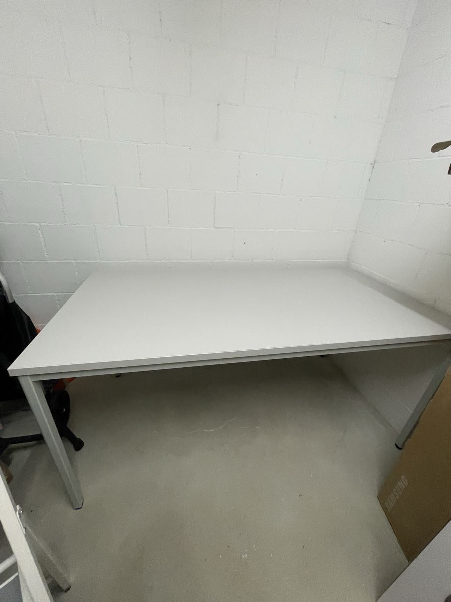 Scrivanie: Light Grey Office Desk with Adjustable Legs – Usato da Bonstetten venduto da AmAndre