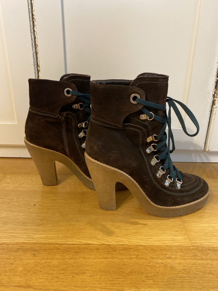 Scarpe da donna: Stiefeletten im traditionellen Stil, von JFK, – Usato da Zürich venduto da sim_hly6