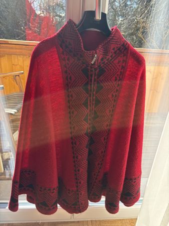 Poncho, rot mit Muster, Grösse S/M, Wolle