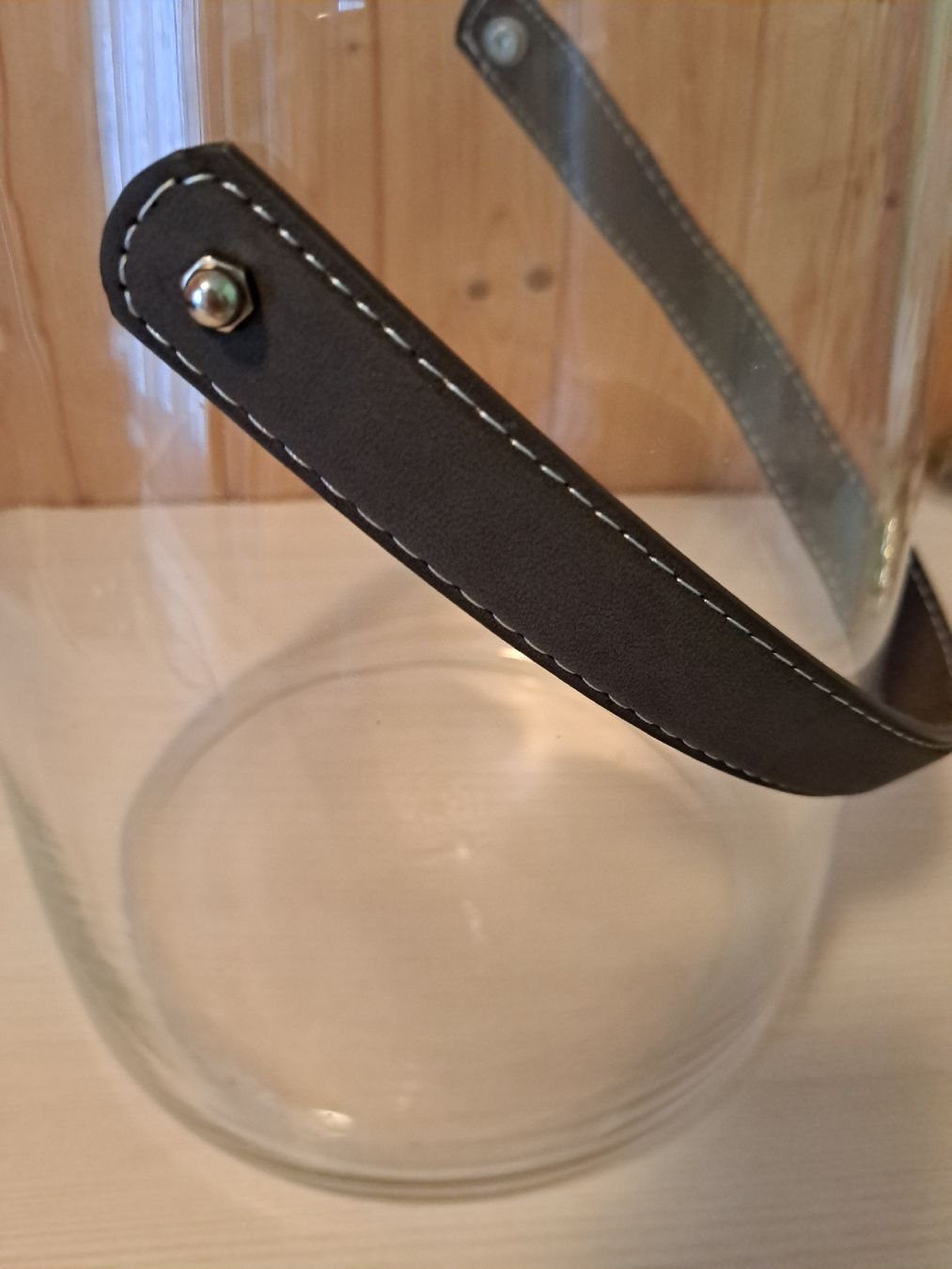 Toutes les décorations: Glasvase mit Lederhenkel – D'occasion à Schöftland par bea_k5lj 1