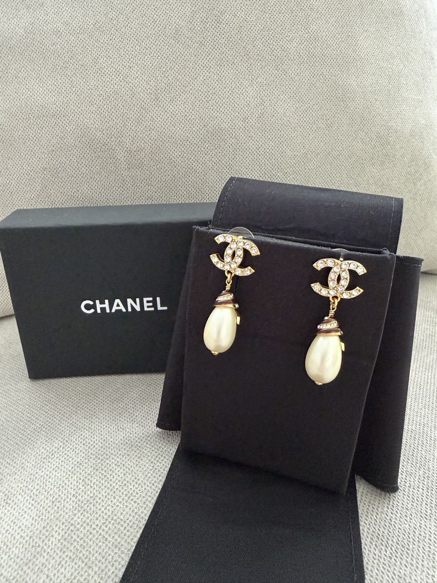 Chanel Orecchini pendenti & Orecchini a lobo: Chanel CC Drop Earrings mit Perlen – Nuovo (secondo la descrizione) da luzern venduto da 1Merita