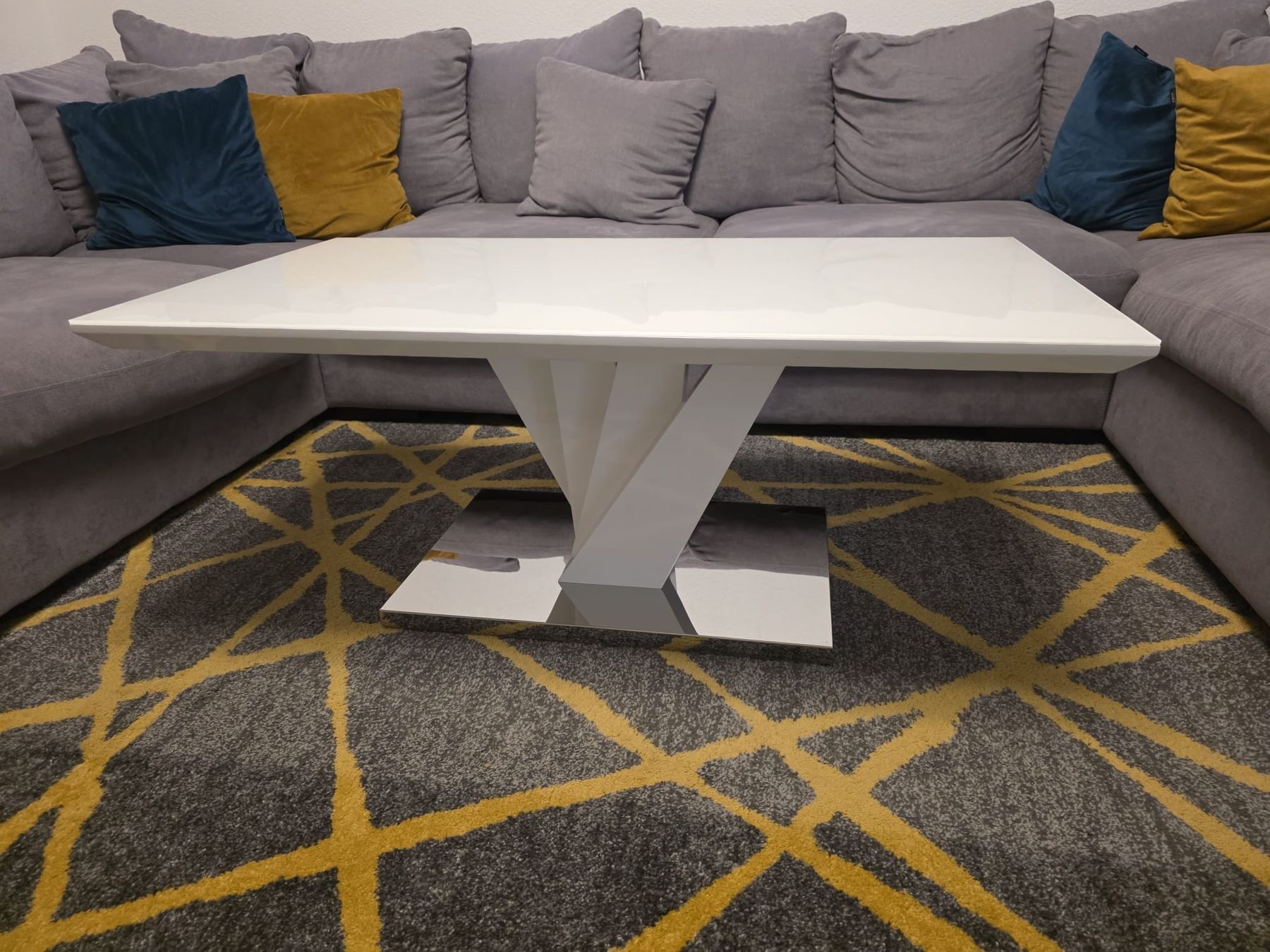 Mömax Tische: Couchtisch + Teppich – Neu (gemäss Beschreibung) aus Niederbipp von AG2024