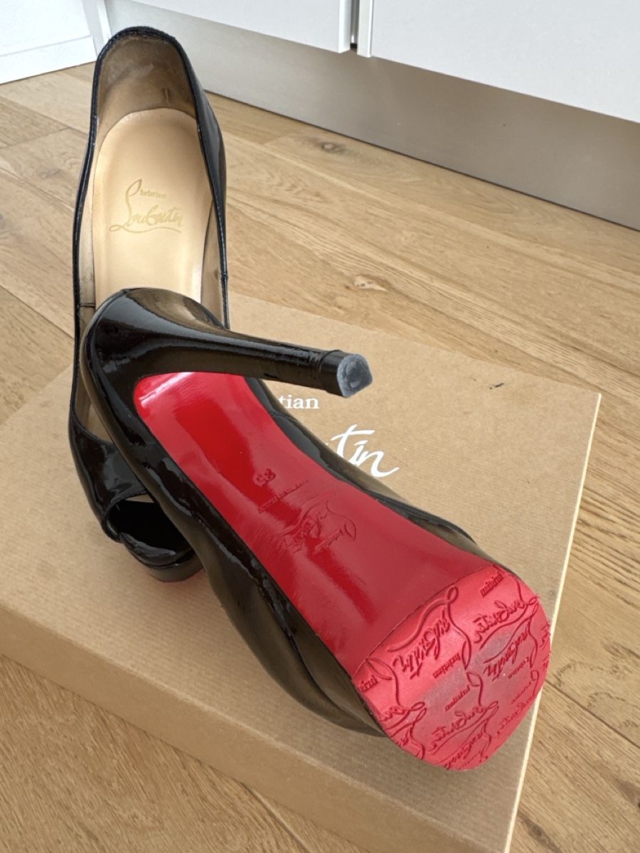 Christian Louboutin Scarpe da donna: Louboutin Lackleder peeptoe pumps – Usato da Zürich venduto da IrinaIris 2