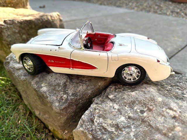 Bburago Voitures modèles: +  CHEVROLET  +            CORVETTE    1957 – D'occasion à Winkel par zeho 1