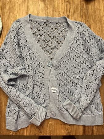 blaue Strickjacke