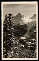 AK Arosa, Ort mit Kirche und verschneiter Berglandschaft