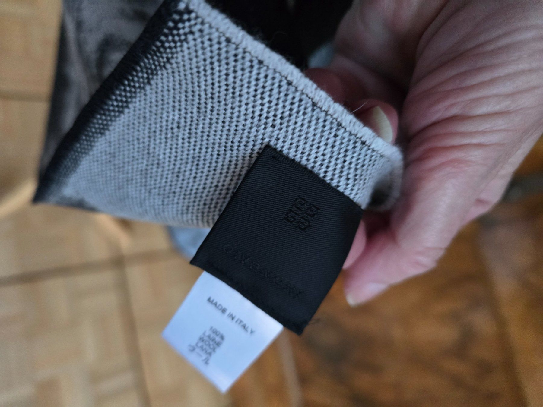Givenchy Foulard & Sciarpe: Givenchy Schal – Nuovo (secondo la descrizione) da Bottmingen venduto da sandy_2 5
