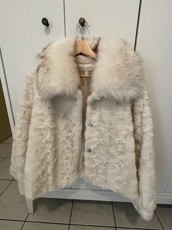 en Kunstfelljacke weiss mit Kragen Made in Italy