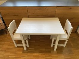 Kindertisch mit zwei Stühlen weiss guter Zustand