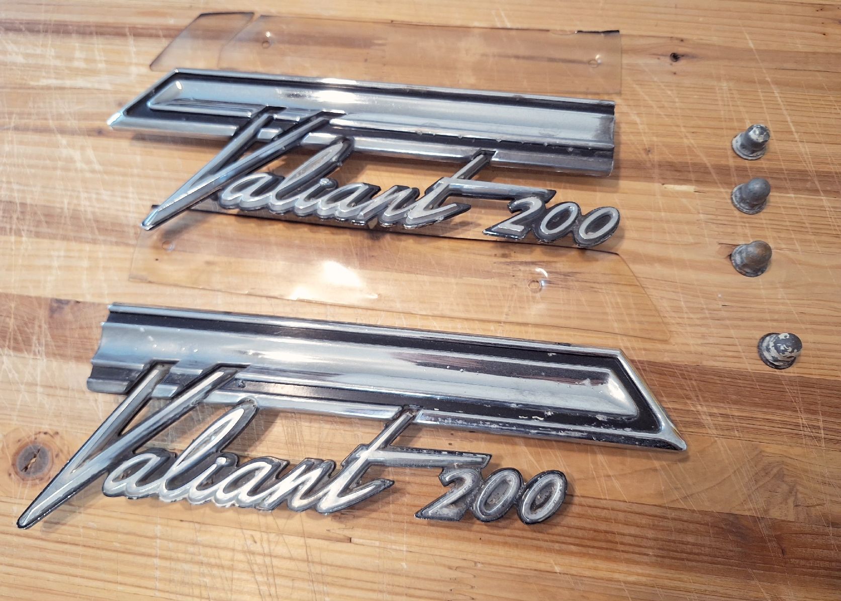 Plymouth Tutti pezzi di ricambio auto: Plymouth Valiant 200 Embleme – Usato da Triesen venduto da BLACKSHEEP75 1