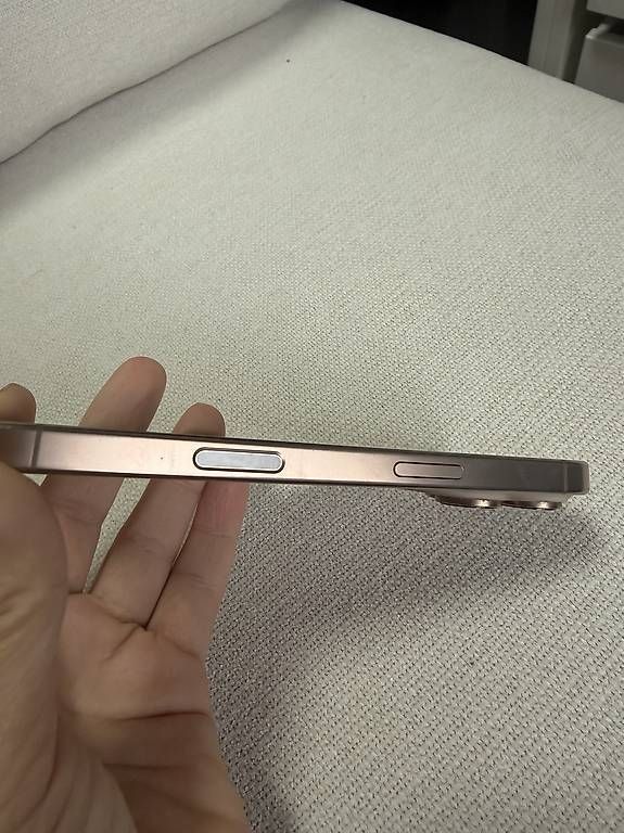 Portables: iPhone 16pro  – D'occasion à Zürich par JelyB