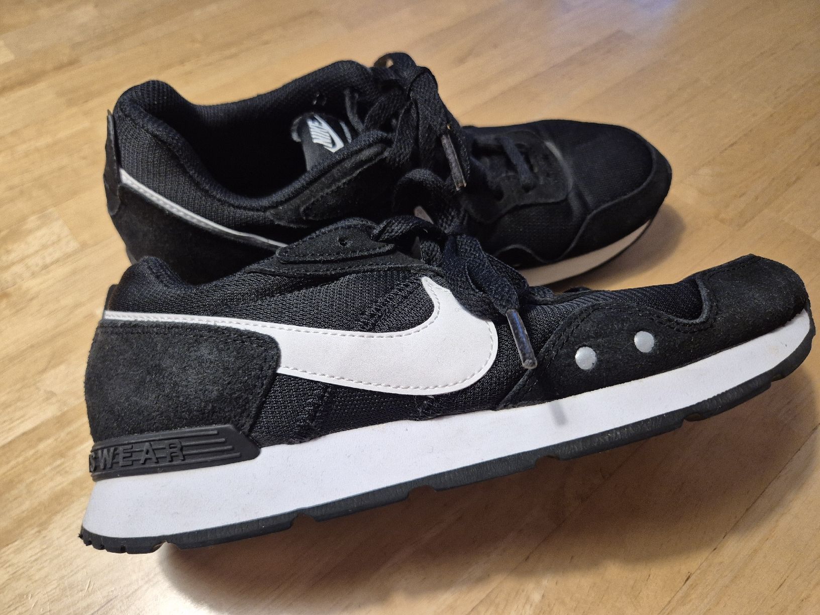 Nike Scarpe da uomo: Schwarze Nike Sneaker, Modell Venture Runner, Gr. 39 – Usato da Zürich venduto da Inanina 2