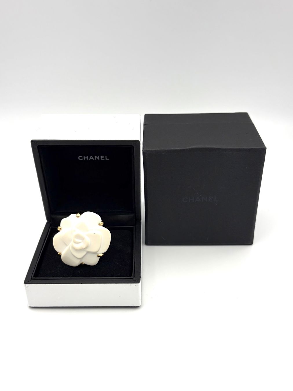 Chanel Anelli: CHANEL. Collection "Camélia", bague or jaune et agate – Usato da Renens VD venduto da Diademe.sarl 7