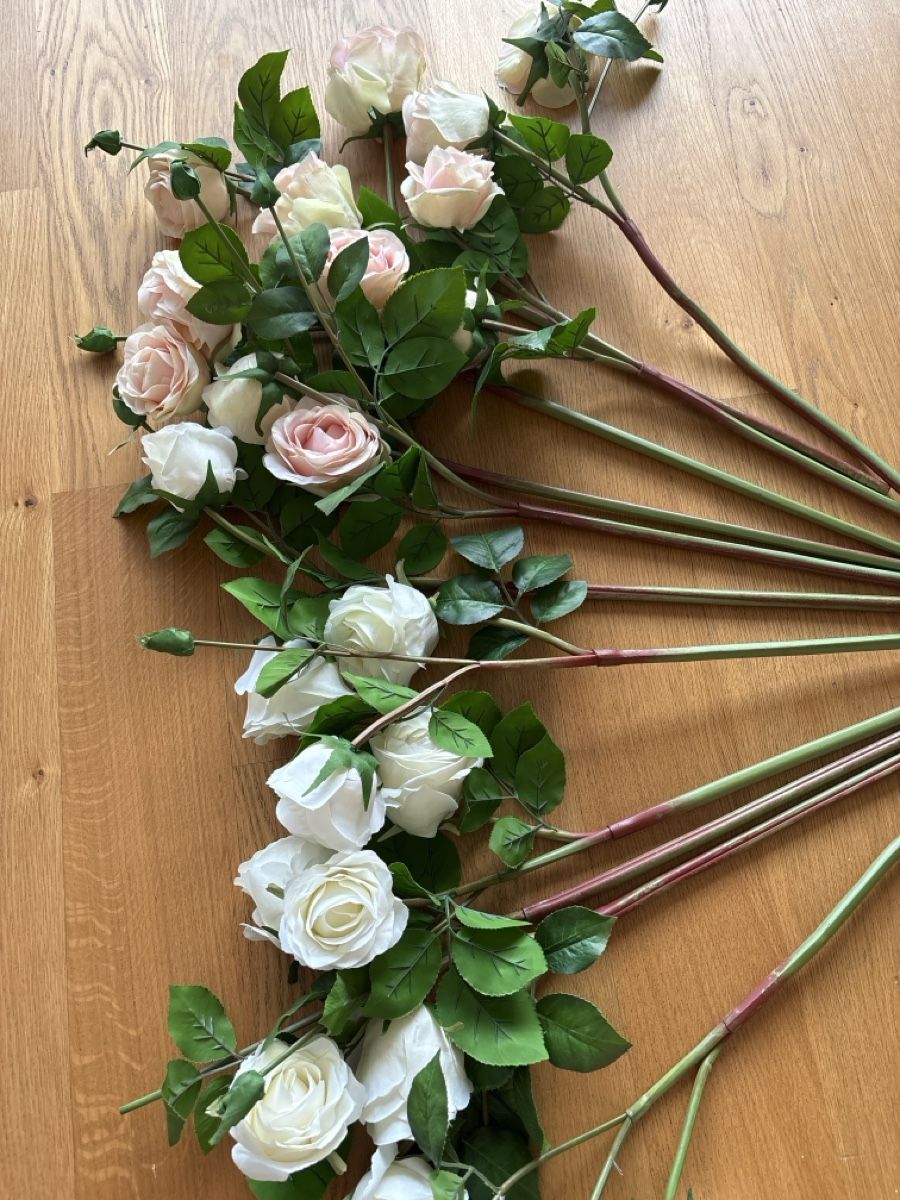 Alle Dekorationen: Artificial Rose Stems - Pink/White – Neu (gemäss Beschreibung) aus Oberengstringen von tal_t5f9