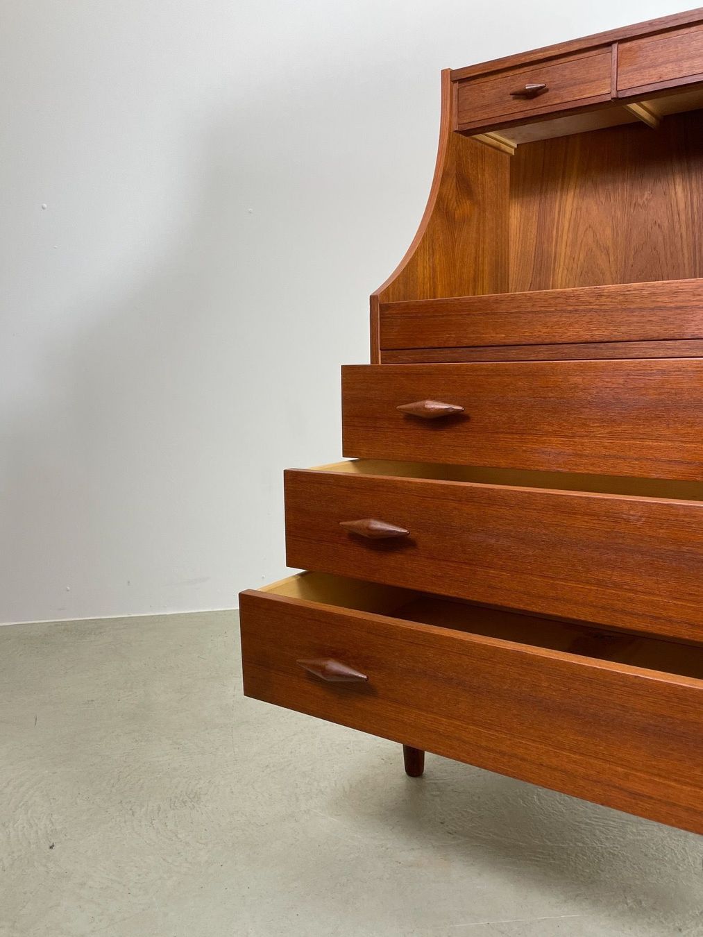 Schreibtische: Danish Teak Sekretär MidCentury 60s – Gebraucht aus Basel von MidMod20C 4