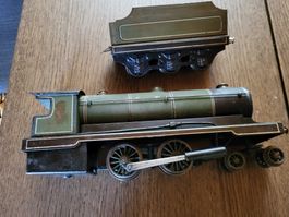 Dampflokomotive mit Tender grün, England?