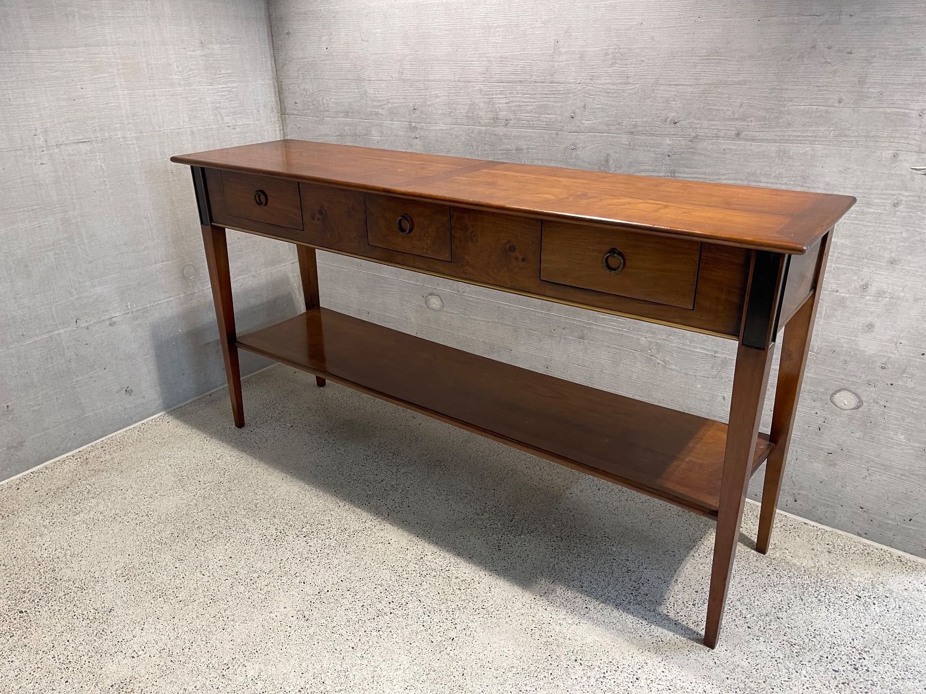 Cassettiere: Konsolentisch mit 3 Schubladen Nussbaum/Teak Mid-Century – Usato da Meilen venduto da ret_v7q8 1