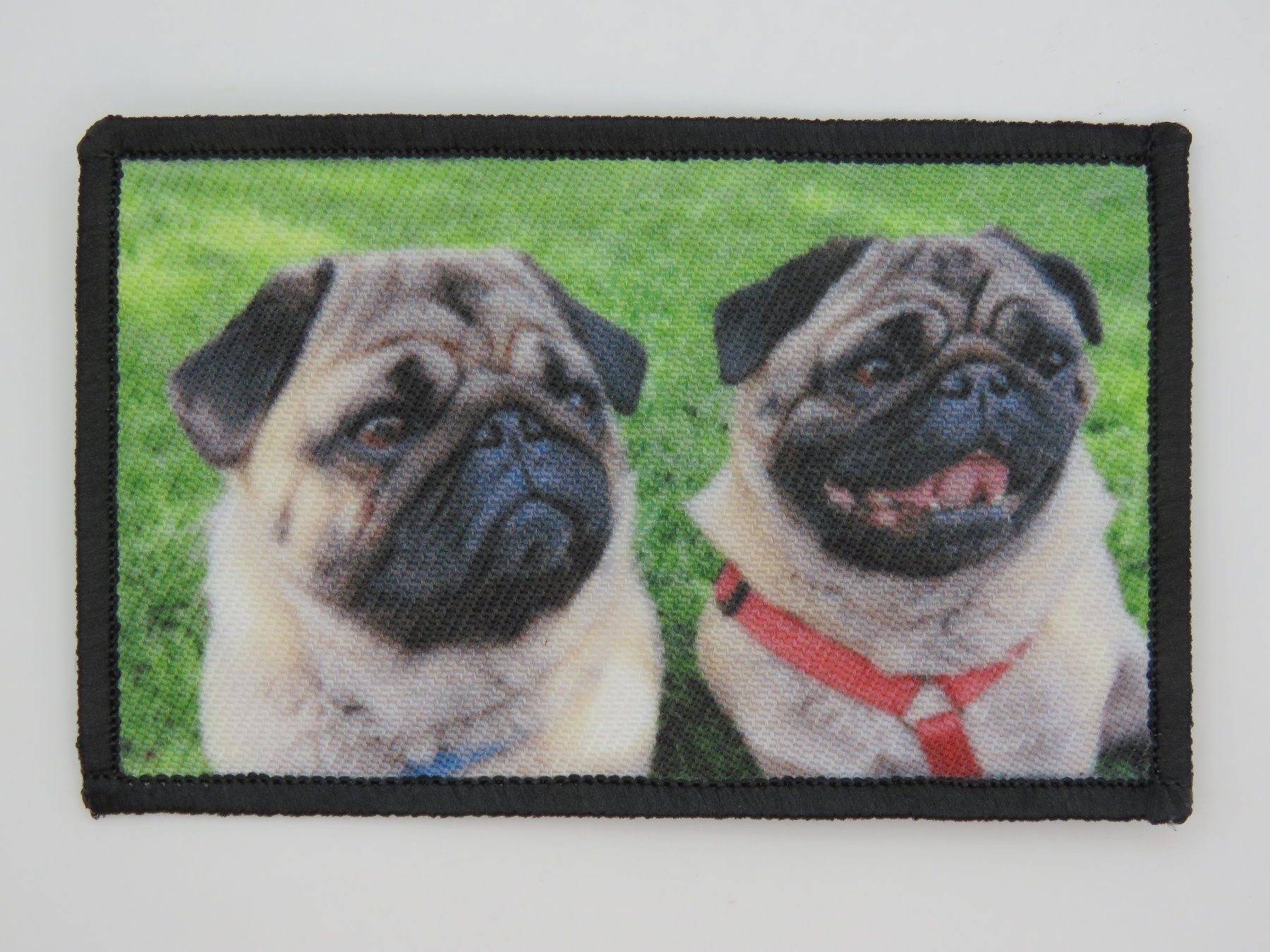 Toppe: MOPS -  Hunde Patch - Aufnäher - Stoffapplikation 8x5,2cm – Nuovo e nell'imballaggio originale da Grenchen venduto da Yamahwildstar16 1