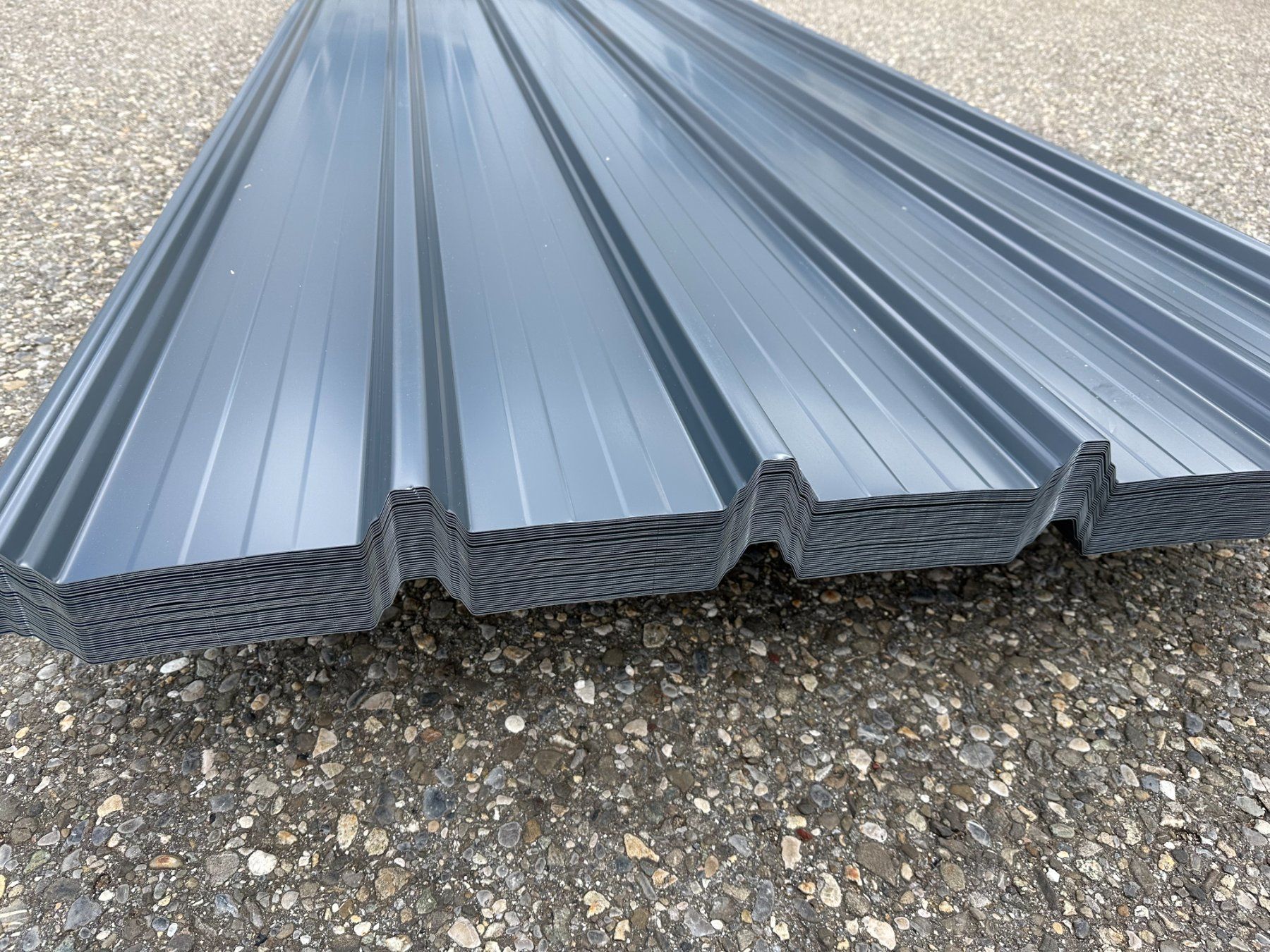 Sonstige Baumaterialien: Dachblech Länge 2.50 m RAL 7016 / Preis 22.-- pro m2 – Neu (gemäss Beschreibung) aus Wiedlisbach von isopaneel 3