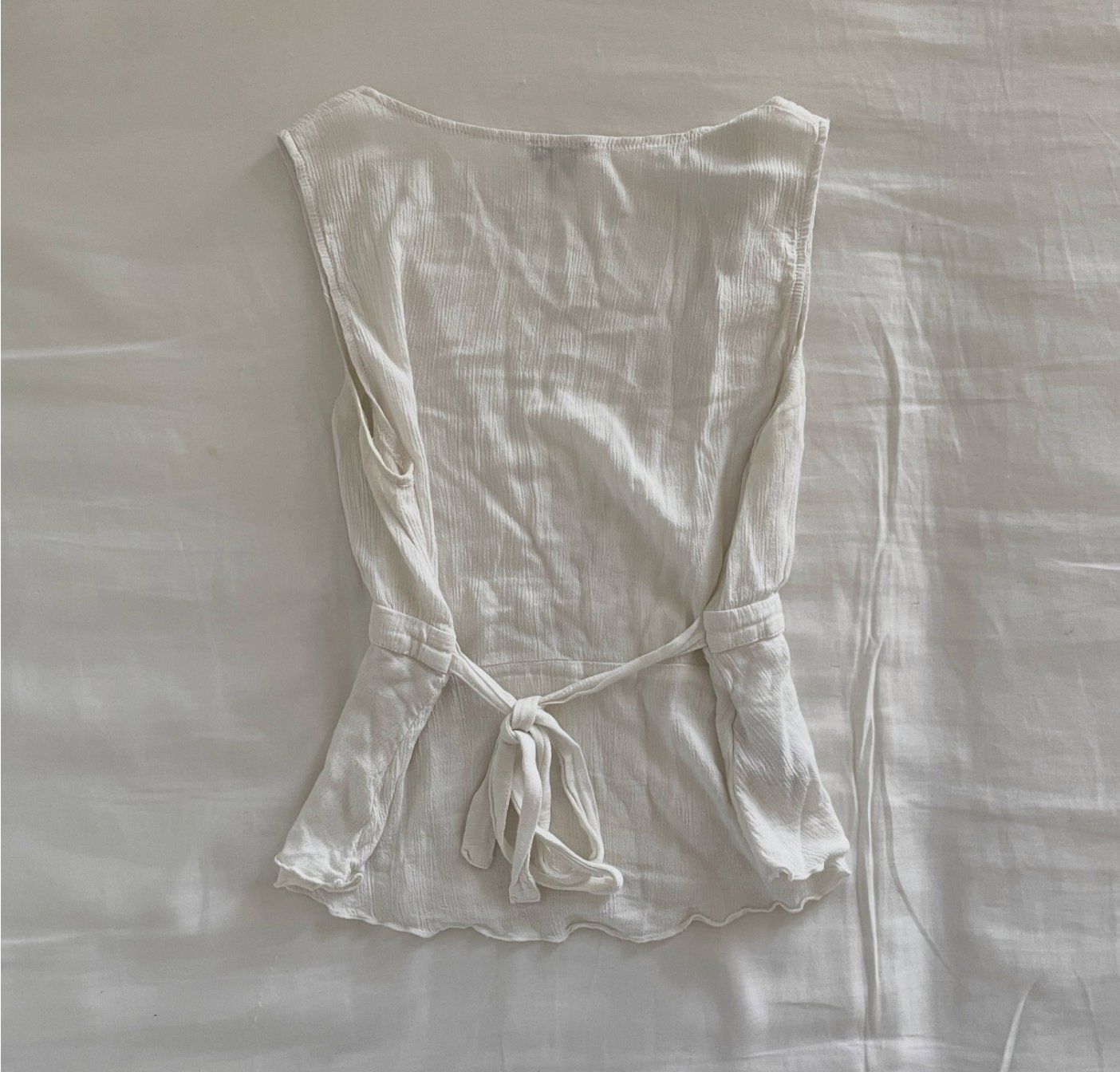 Brandy Melville Top: White tie-back v neck top – Usato da Genève venduto da toandfrom 2
