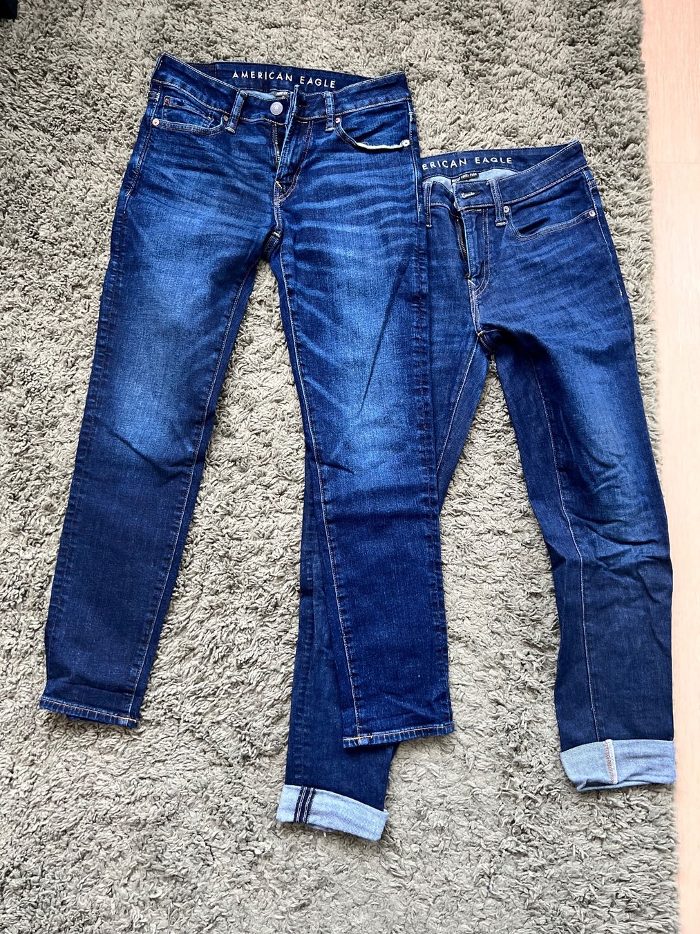 American Eagle Jeans: 2x American Eagle Jeans blau Grösse 29/30 – Nuovo (secondo la descrizione) da Langnau am Albis venduto da olimrt