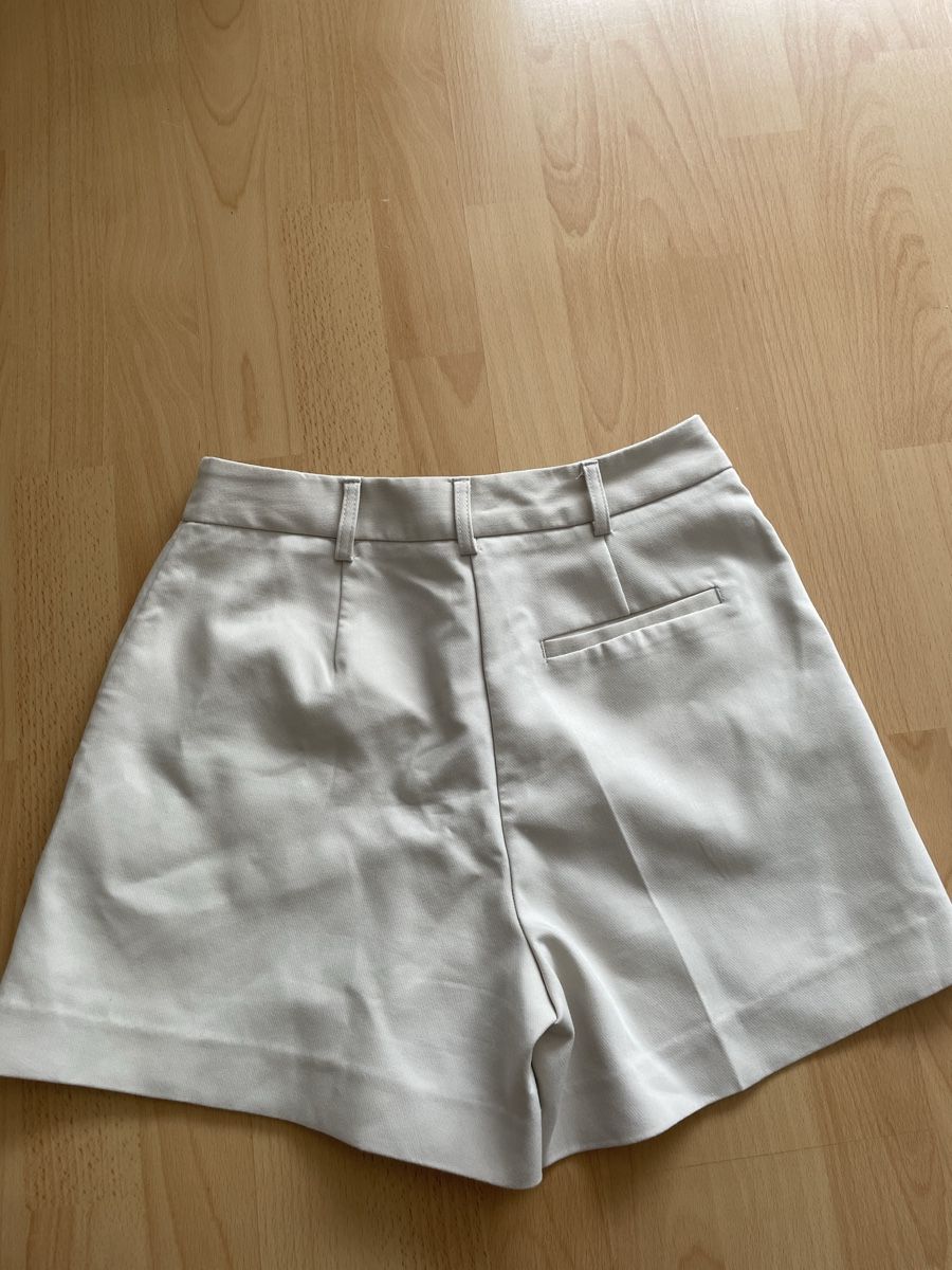 Pantaloni: Beige Shorts – Usato da Ebikon venduto da van_qg5n 3