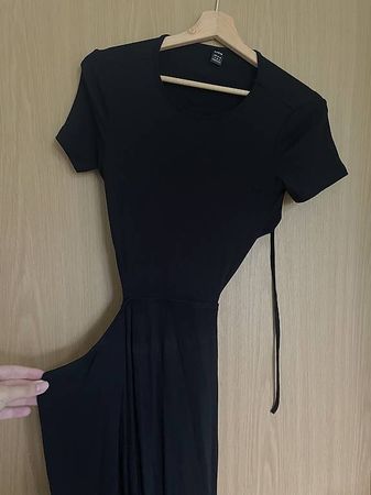 Schwarzes Kleid mit offenem Rücken