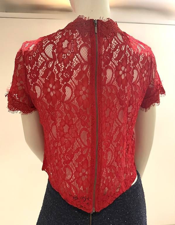 Tops: Chic pull rouge en dentelles 36  – D'occasion à Genève par flocon06 3