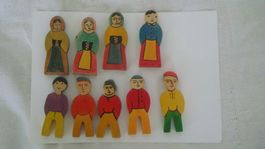 9 Holzfiguren (4 Frauen - 5 Männer) 8 x 3,5 x 1 cm