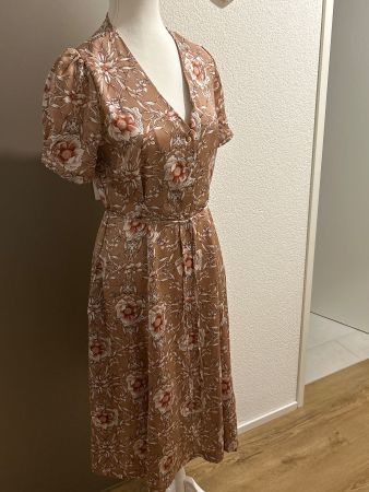 Kleid hellbraun mit Blumenmuster von Louche Gr. M