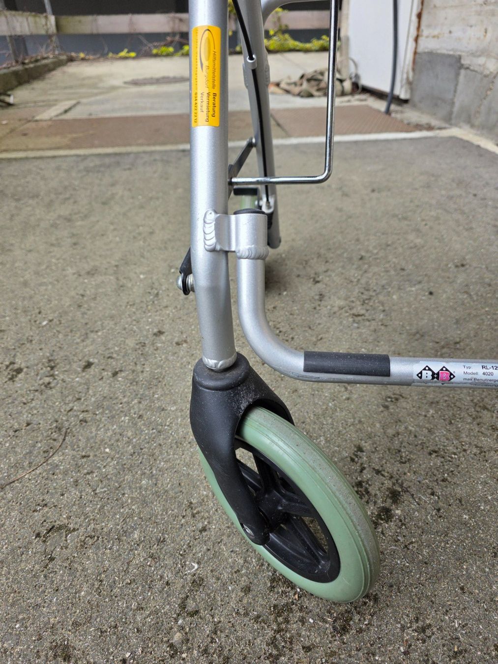 Ausili per la deambulazione: leichter stabiler Rollator mit Sitzfläche faltbar B+B RL 120 – Usato da Walterswil BE venduto da Lonitti 8