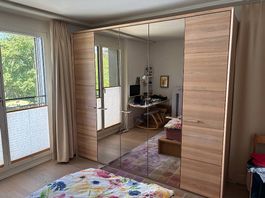 Kleiderschrank, fünftürig, mit grossem Spiegel