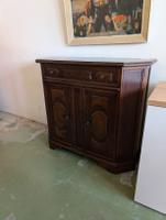Zeitlose Kommode – Dunkles Holz