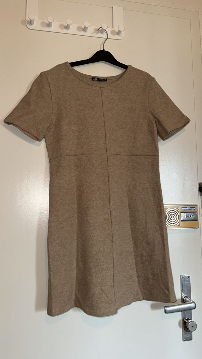 Zara Robes: Zara robe beige taille S – D'occasion à Bulle par LeMoleson 6