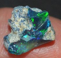 Edelstein L-7932– Schwarzer Welo Opal roh 6,90 Karat 14x11mm