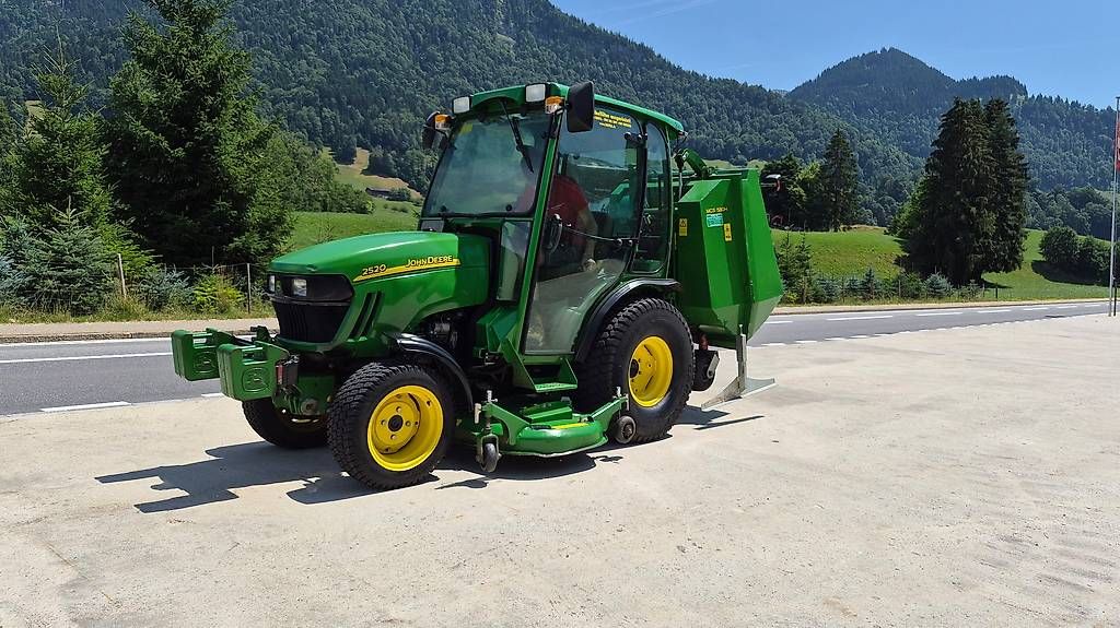 John Deere Tracteurs: Rasenmäher Traktor John Deere 2520  Jg. 2008 3240 Std – D'occasion à Schüpfheim par grischa01 3