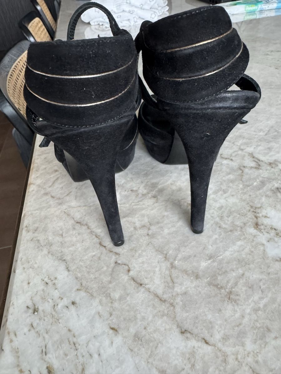 Gucci Scarpe da donna: Gucci Black Suede Peep toes – Usato da Lachen SZ venduto da ABEVA 2