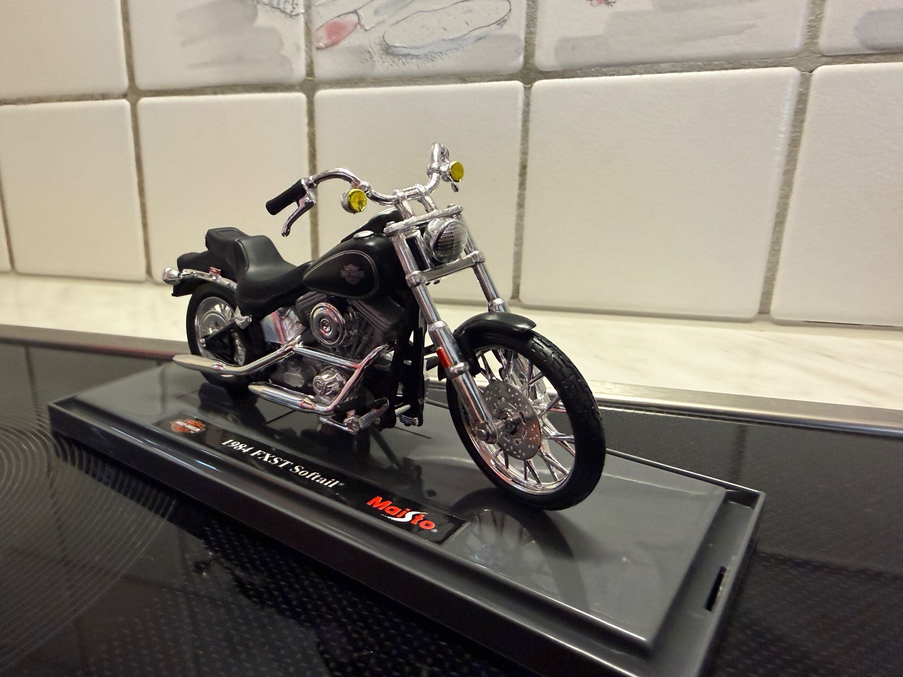 Maisto Modellini d'auto: Harley Davidson 1984 FXST Softail 1/18 – Nuovo e nell'imballaggio originale da Messen venduto da Versber 1