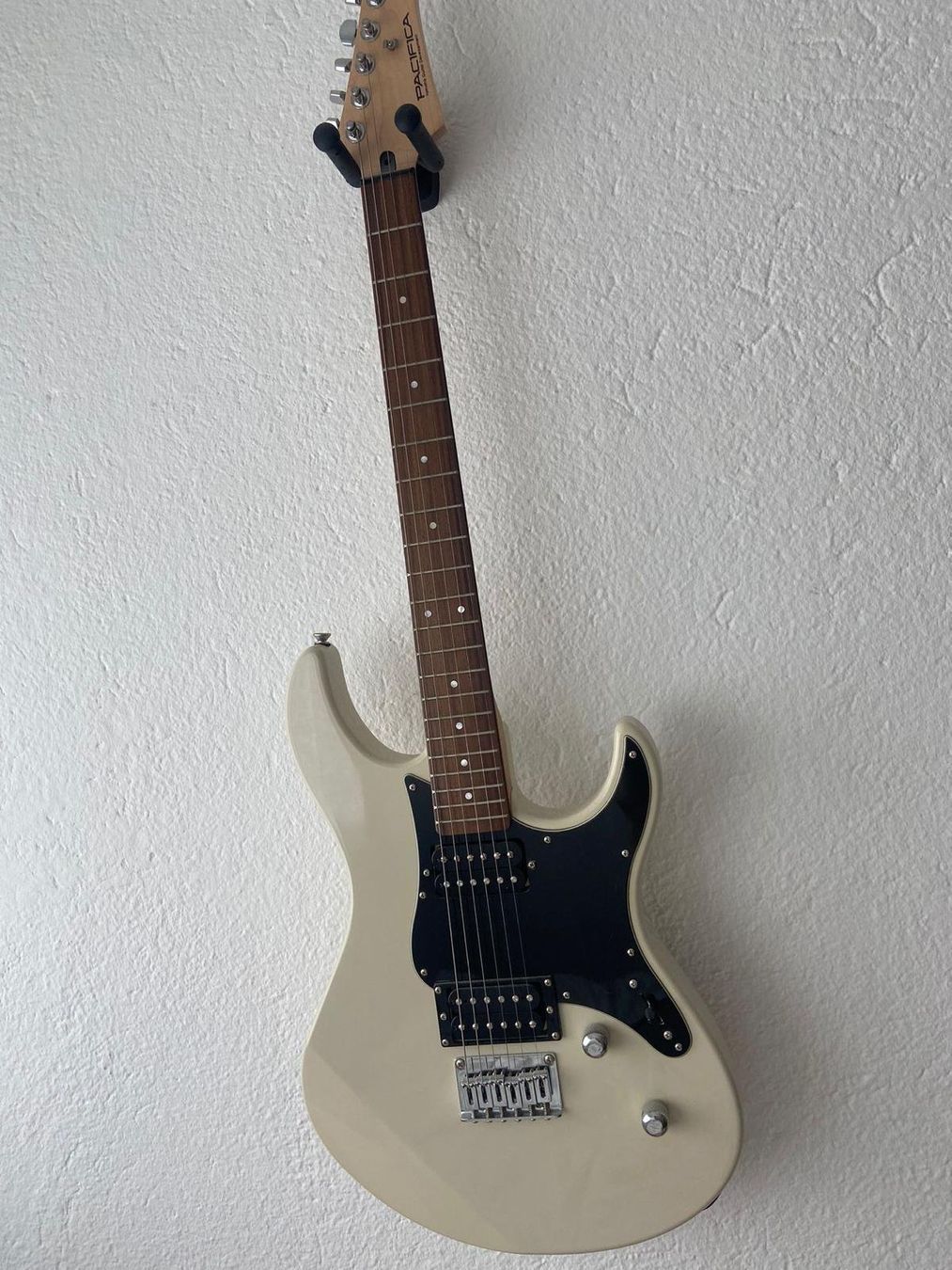 Yamaha Strumenti musicali: Guitare électrique Yamaha Pacifica 120H, blanche – Usato da Le Noirmont venduto da mat_k9lv