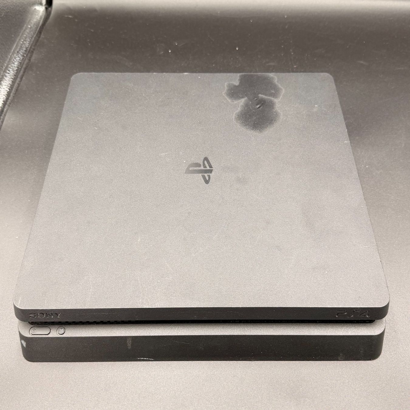 Sony Console: Sony PS4 Slim mit Controller & Kabeln – Difettoso da Düdingen venduto da Nerdworld 4