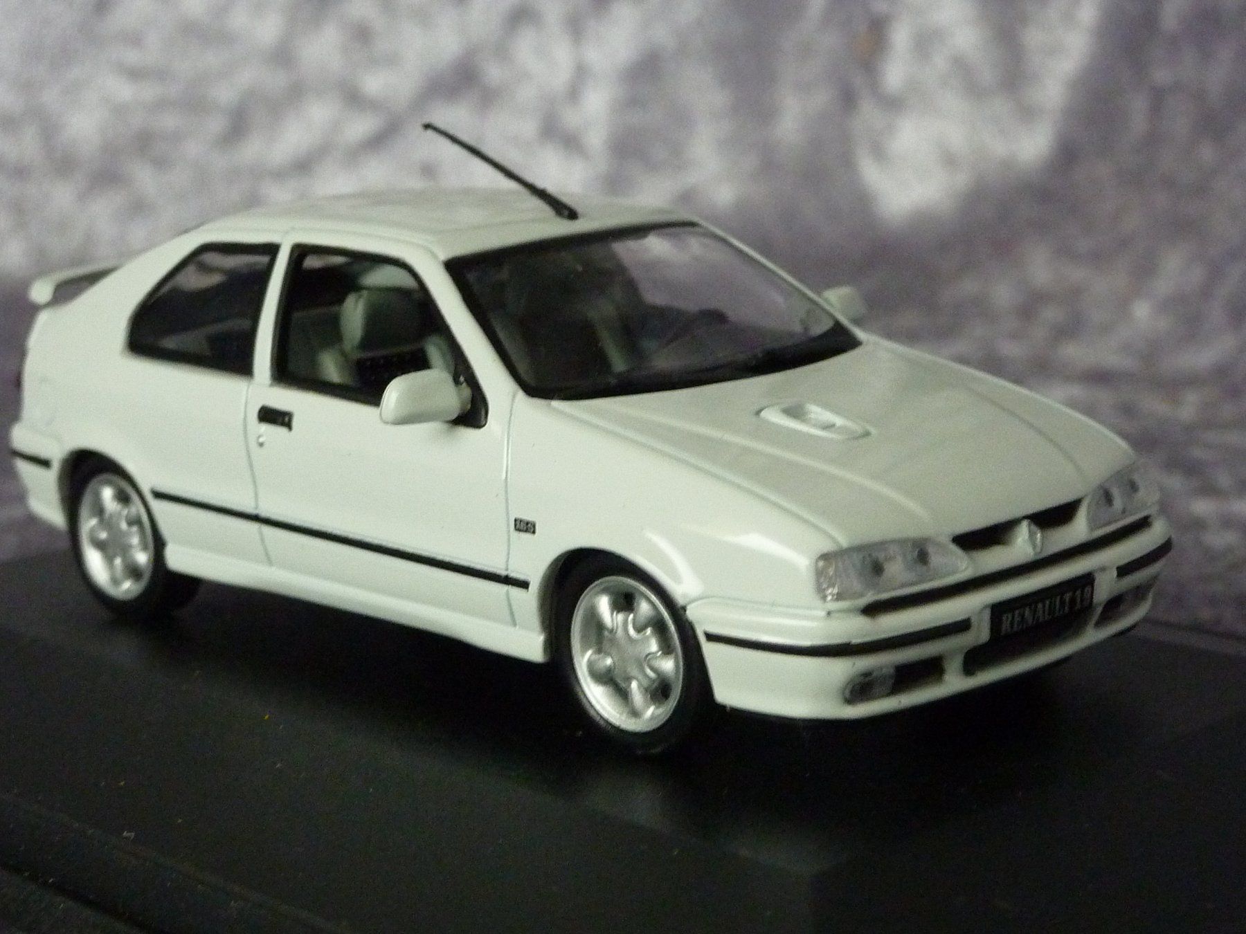 Renault Modellautos: Renault 19 16S  1:43 – Neu und originalverpackt aus Dürrenäsch von  5