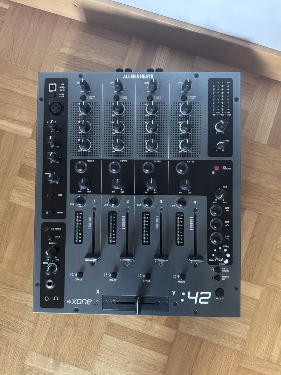Allen & Heath Console di mixaggio: Allen & Heath Xone:42 – Usato da Sempach Station venduto da sashley33