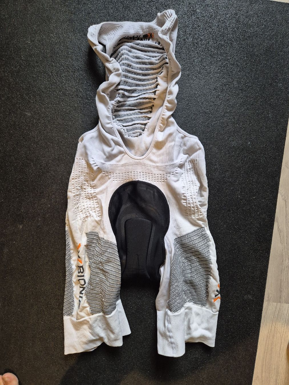 X-bionic Pantaloni: Radhose X Bionic Weiss/Schwarz gebraucht, Grösse M – Usato da Chur venduto da olipue 3