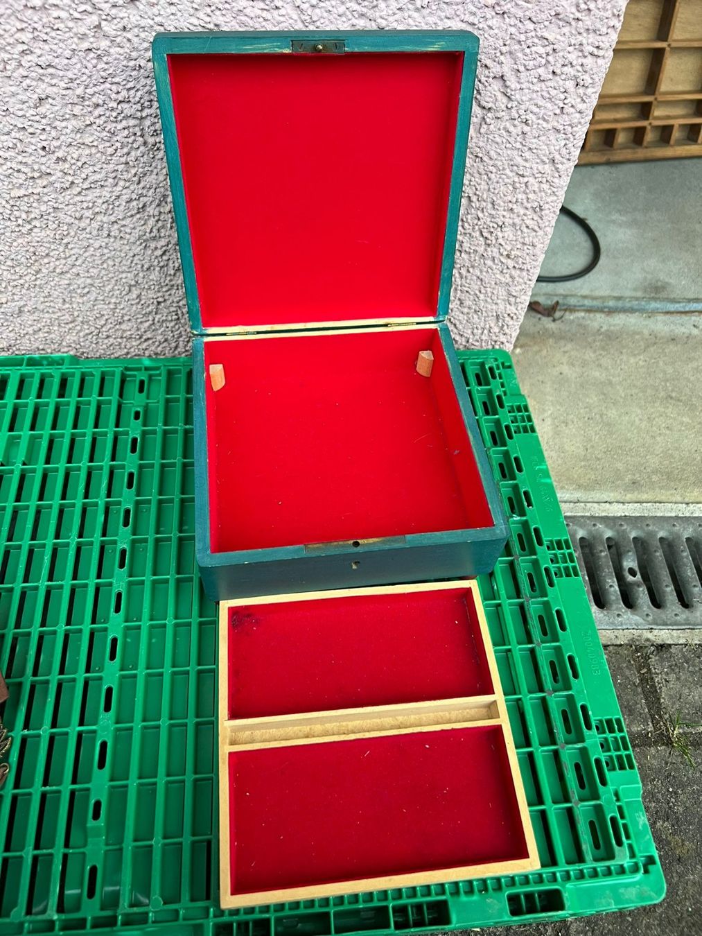Portagioie: Holzbox Petrol/Rot – Usato da Egg b. Zürich venduto da Brocki_Insel_Egg 2