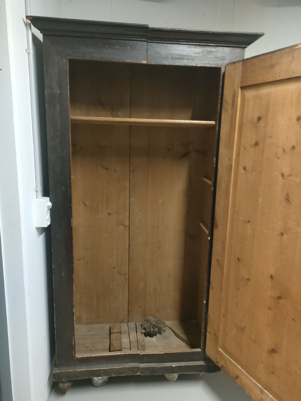 Armadi: Antiker Kleiderschrank, Tanne – Usato da Pfäffikon SZ venduto da ursito1 1