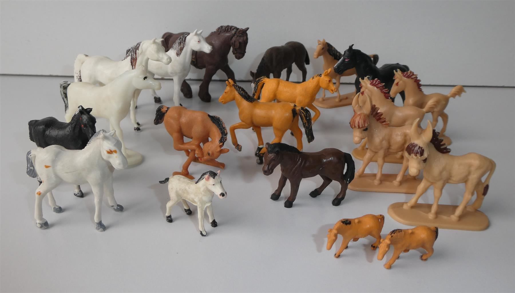 Giocattoli: 20 Pferde Tierfigur Kunststoff – Usato da Frauenfeld venduto da dhour 1