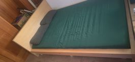 Bett mit Matratze und Lattenrost