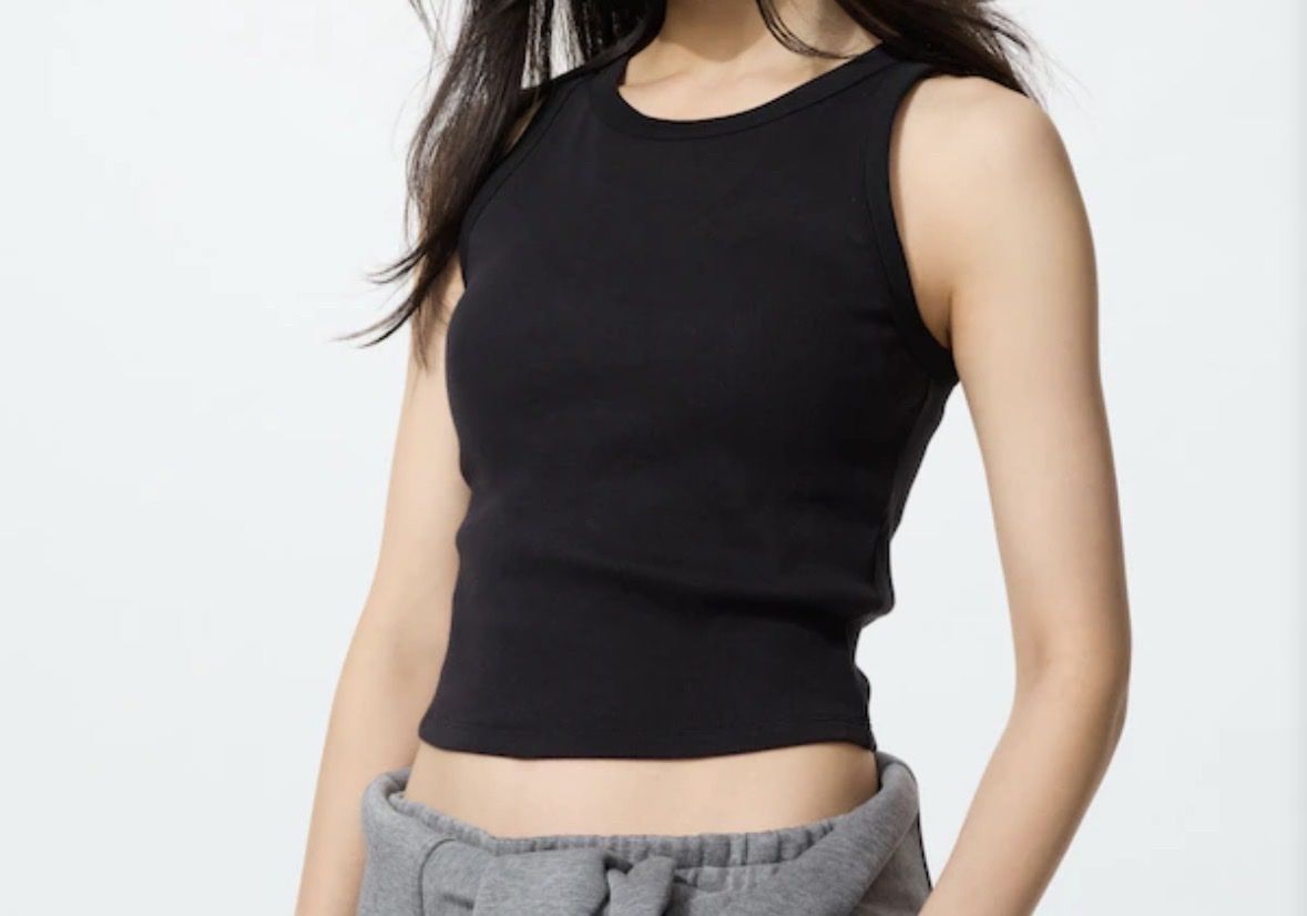 Top: Uniqlo Ribbed Cropped Bra Top Black – Nuovo e nell'imballaggio originale da Glattpark(Opfikon) venduto da IsabelAg