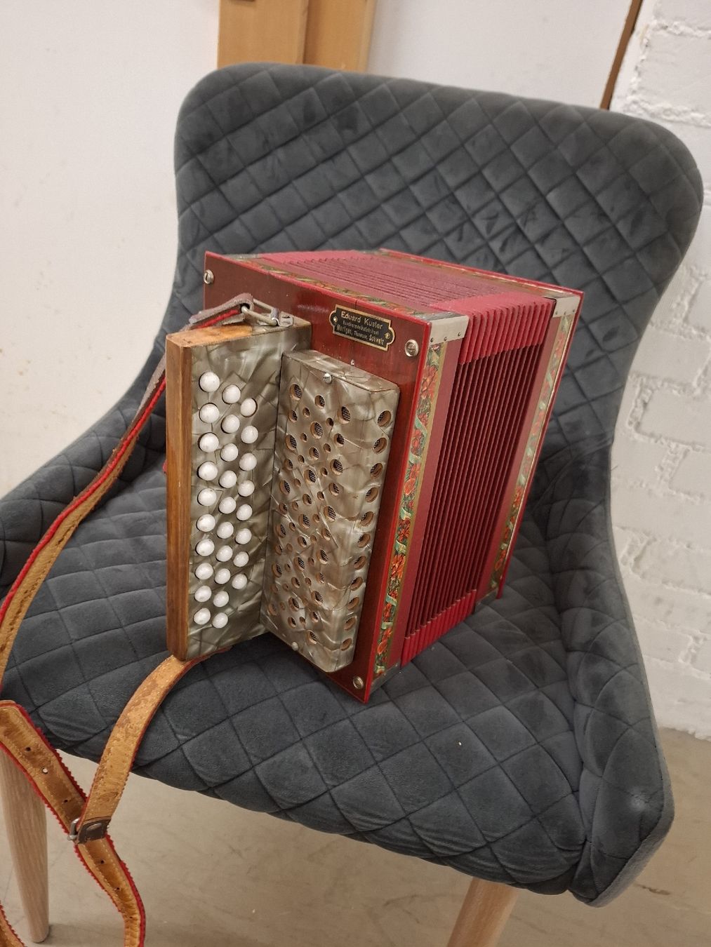 Strumenti musicali: Schwyzerorgeli klein – Usato da Villeneuve venduto da BibiVintage